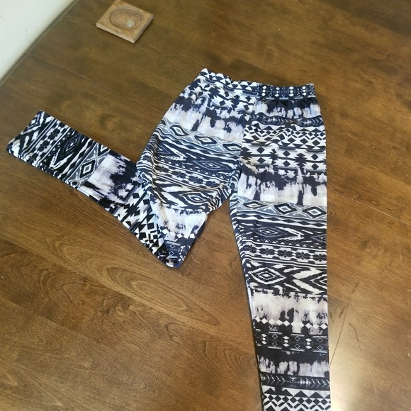 Super rad, very soft No Boundaries leggings - Picture 2 of 2